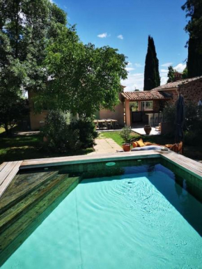 Villa provençale, piscine et jacuzzi privés.